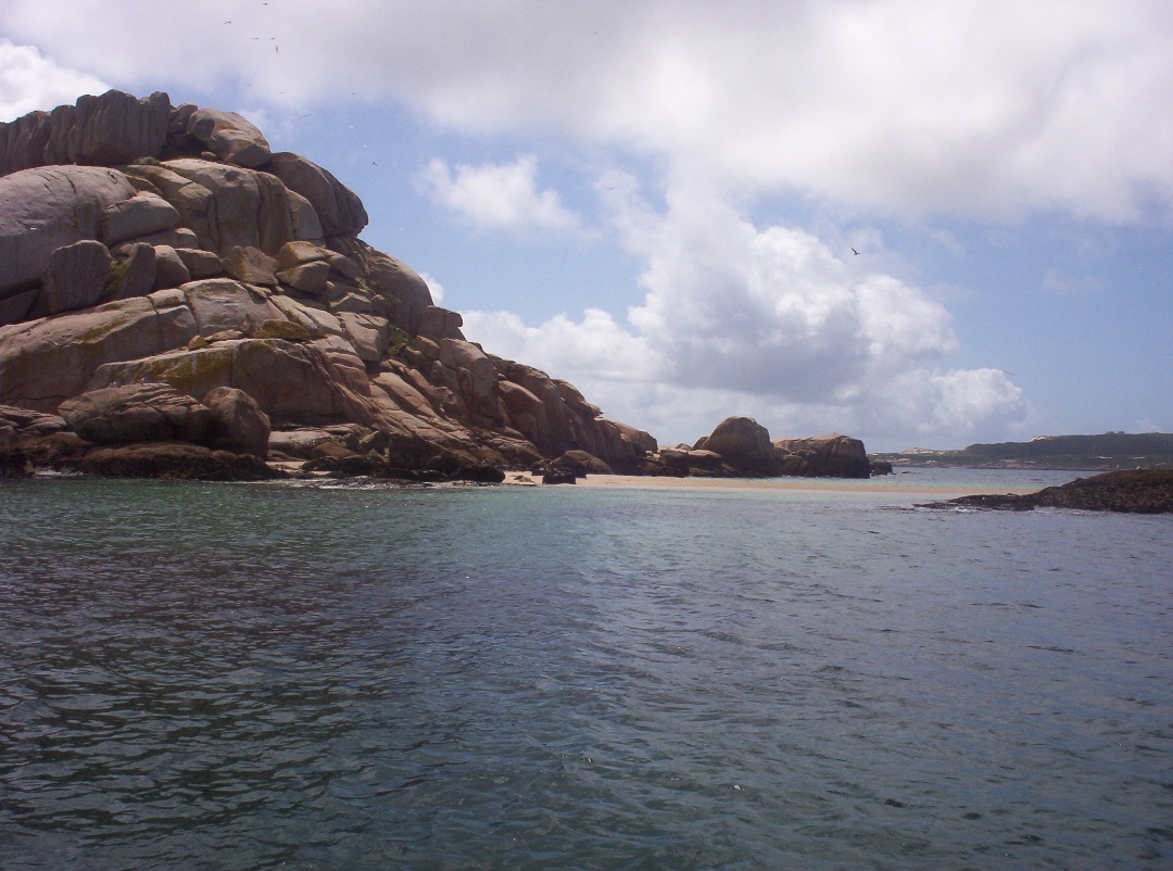 oapngob's tweet image. Galicia é terra de mar 🌊, de pedra 🪨 e de verde 🌿.
De lendas 💫, camiños 🥾 e natureza que fala en silencio 🌅.
E o Parque Nacional das Illas Atlánticas de Galicia é a súa mellor representación
Feliz Día da Patria Galega! 🩵
#DíaDaPatriaGalega #Santiago #Galicia