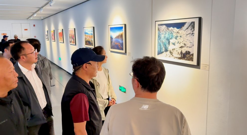 BarkhorLhasa's tweet image. The third Mount #Qomolangma Photography Competition Exhibition of Shigatse City made its debut in Lhasa, showcasing the charm of Shigatse&apos;s culture and natural ecology. Xizang, China
