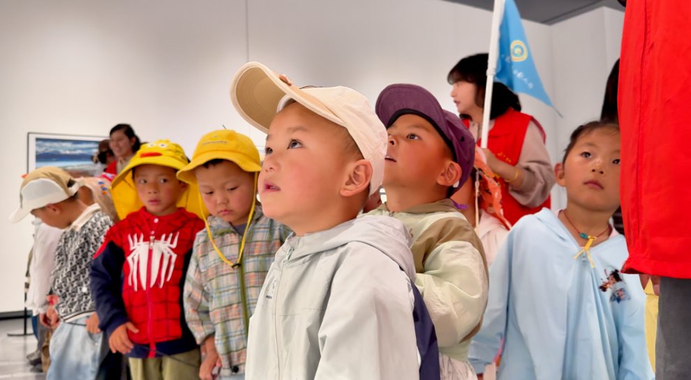 BarkhorLhasa's tweet image. The third Mount #Qomolangma Photography Competition Exhibition of Shigatse City made its debut in Lhasa, showcasing the charm of Shigatse&apos;s culture and natural ecology. Xizang, China