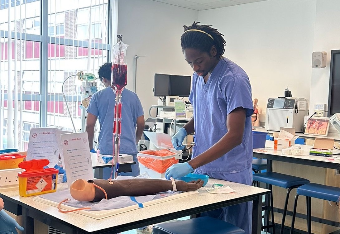 LifelabSoton's tweet image. Summer School is back – and we couldn’t be more excited!🌞
It’s one of our favourite times of year, when we welcome Year 9-11 students who want to apply for medicine 🩺
The two packed days include learning skills in our purpose-built lab at @UHSFT and a tour of @southamptonCRF.
