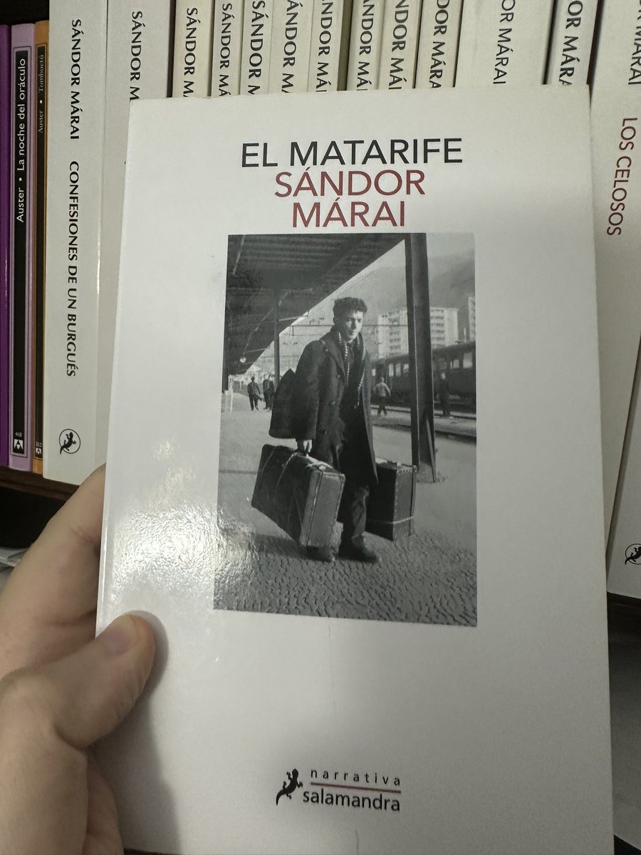 julioBG32's tweet image. “Mirando al abogado judío con el que llevaba semanas hundido en trincheras encharcadas no podía reprimir una sonrisa satisfecha y orgullosa:allí todos eran topos bajo tierra;algunos aún intentaban llevar quevedos y leer libros,pero por las tardes todos se dedicaban a despiojarse”