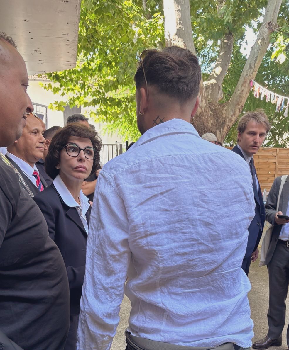 ArnaultRaphael's tweet image. N’étant pas le bienvenue j’ai tout de même réussi à me faufiler ce matin pour interpeller Mme Dati qui a tout fait pour retarder et esquiver sa venue au festival d’Avignon.
Corruption, budget en miette, agenda raciste et autoritaire porté par Retailleau… il y avait bcp à dire
