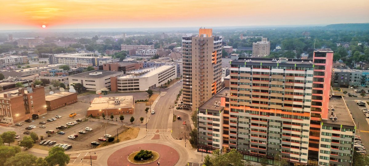 jlasky920's tweet image. The sun comes out of the clouds for the first time this morning over @WHAM1180 Broadcast Central. #roc