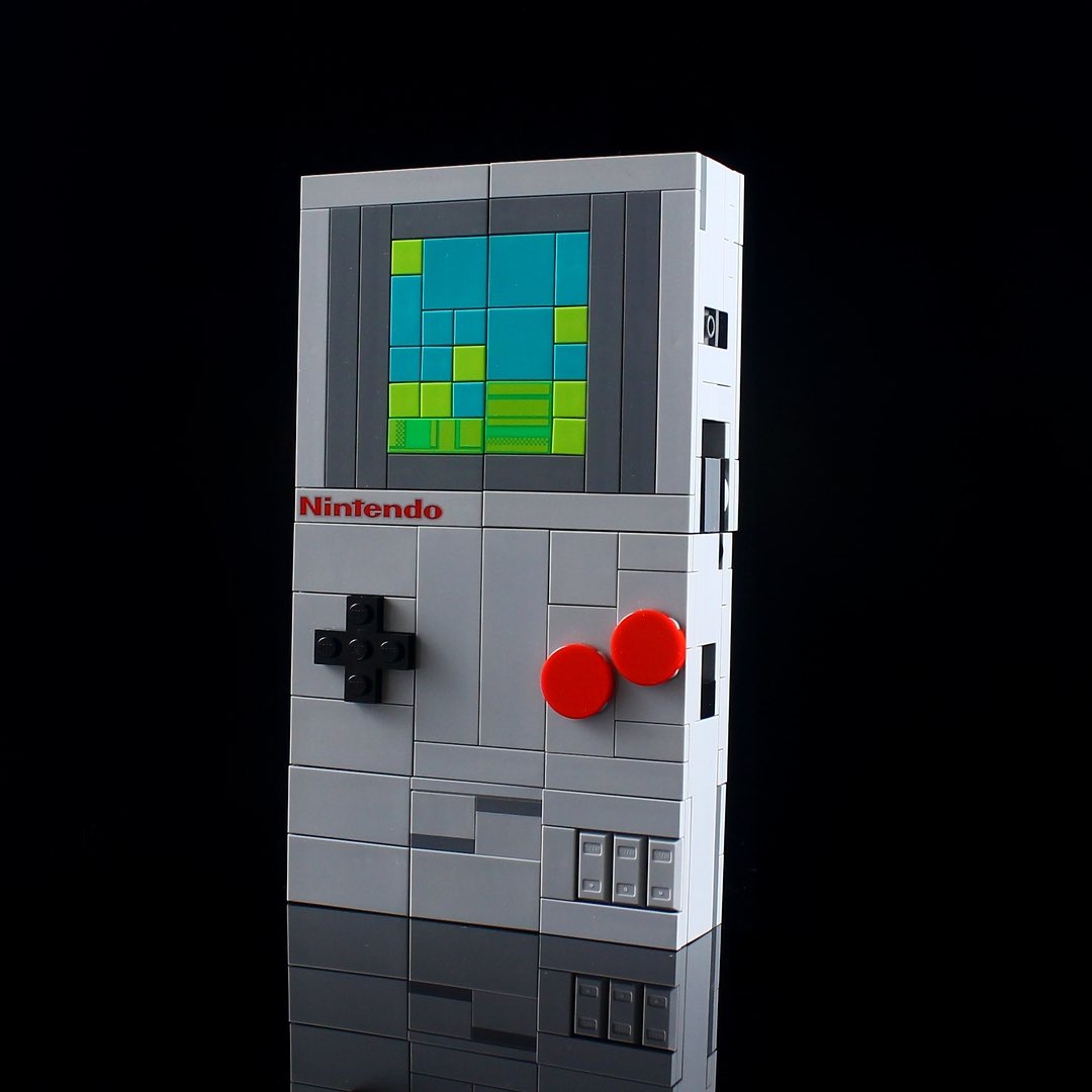 LEGOdouMoko's tweet image. 以前LEGOのNESを組み替えてロボに変形するゲームボーイを作ったことがあるけどとうとうLEGOのゲームボーイも発売されるんですね