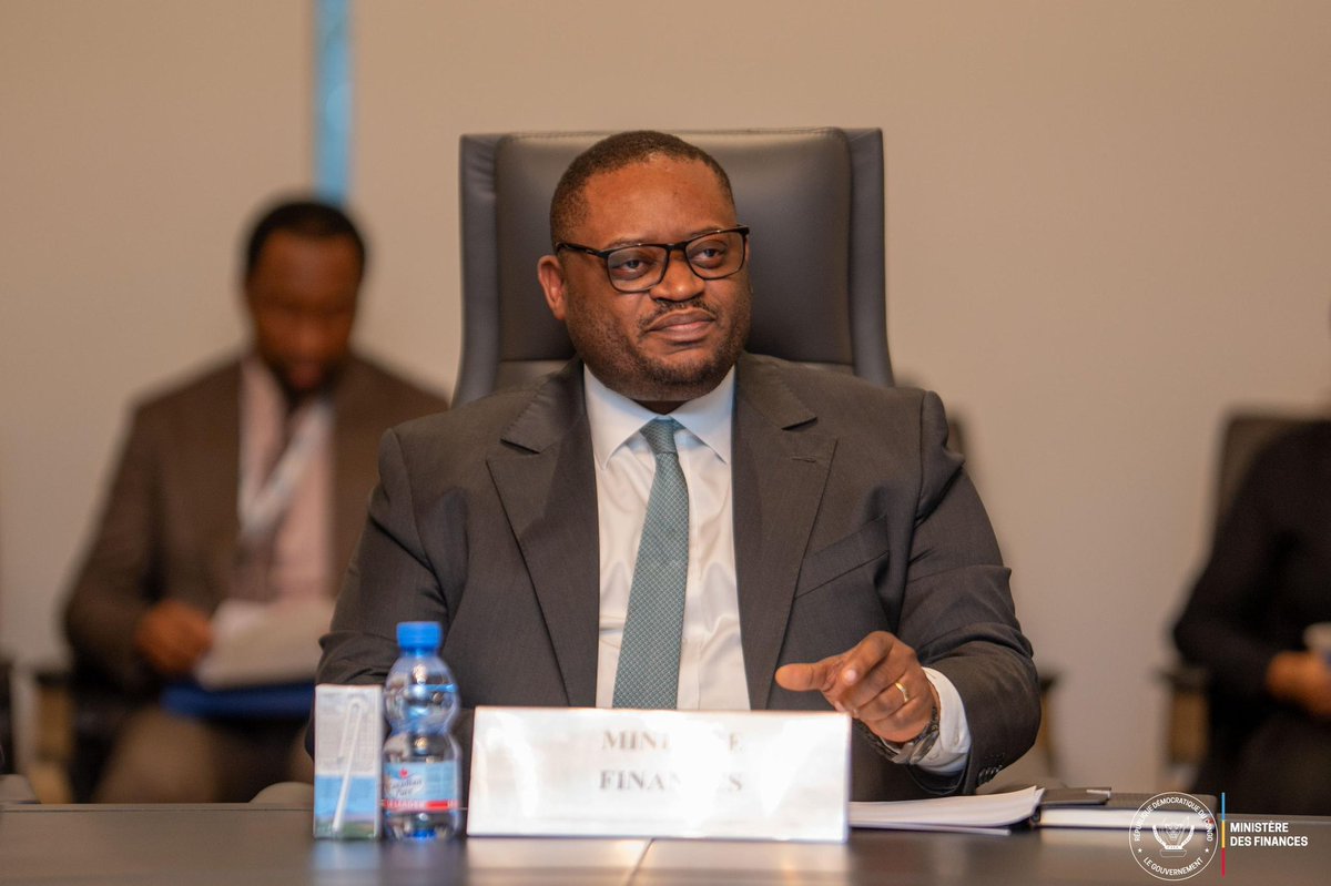 rkitsita's tweet image. #RDC: Le Ministre des Finances @Likunder a lancé le Comité de pilotage chargé de suivre la mise en œuvre du compte unique du Pouvoir central. Cette réforme vise à centraliser les ressources de l’État, améliorer la visibilité des flux financiers, renforcer la gouvernance…