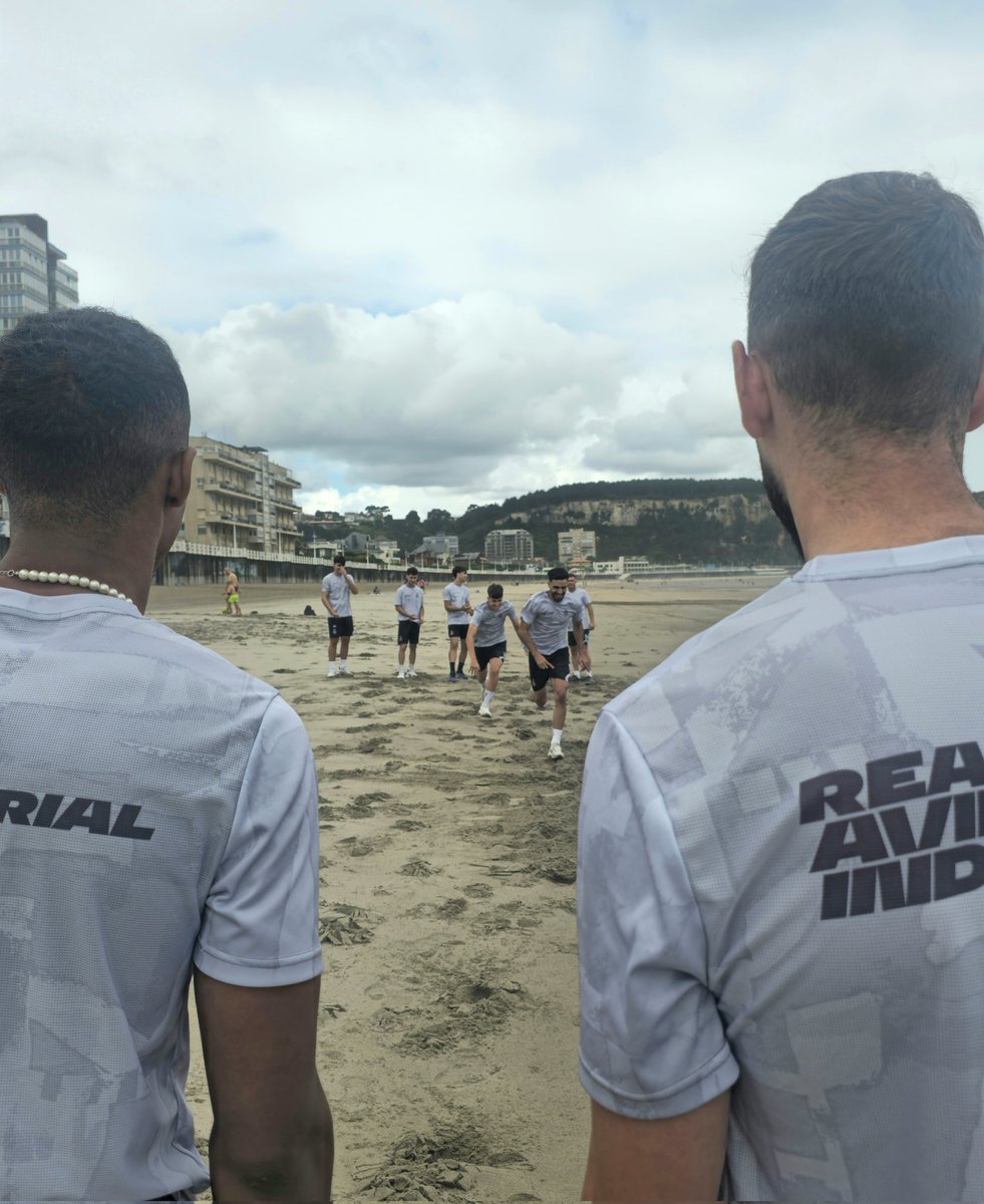 RealAvilesInd's tweet image. 💪 𝐄𝐧𝐭𝐫𝐞𝐧𝐚𝐦𝐢𝐞𝐧𝐭𝐨 | El equipo se ejercita en la playa de Salinas
#RealAvilésIndustrial 🔵⚪🔴