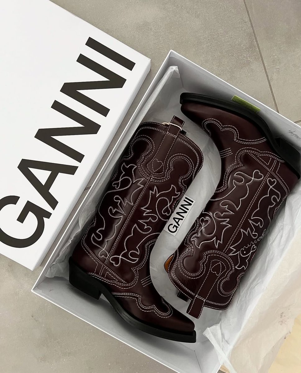 THEOUTNET's tweet image. Fresh out the box and already stealing hearts (and sidewalks). Ganni strikes again. @itsvanessarossi and #FOUNDONTHEOUTNET