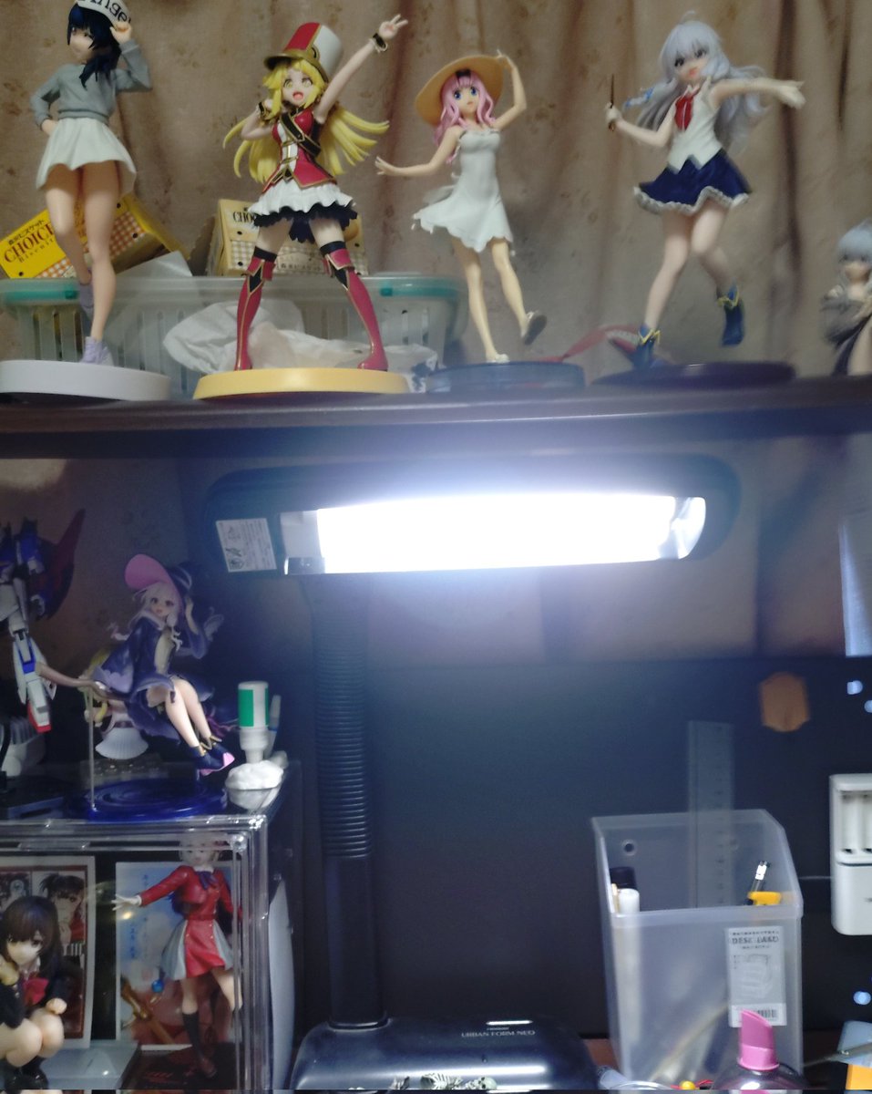 hirosan1911's tweet image. なんか机がえらく美少女フィギュアが増えてしまいました
嫁とも夫婦関係は最悪で心が荒んでるからでしょうね
やっぱ空想の美少女は文句も言わず裏切りませんから・・
酒の量も増えてる感じです