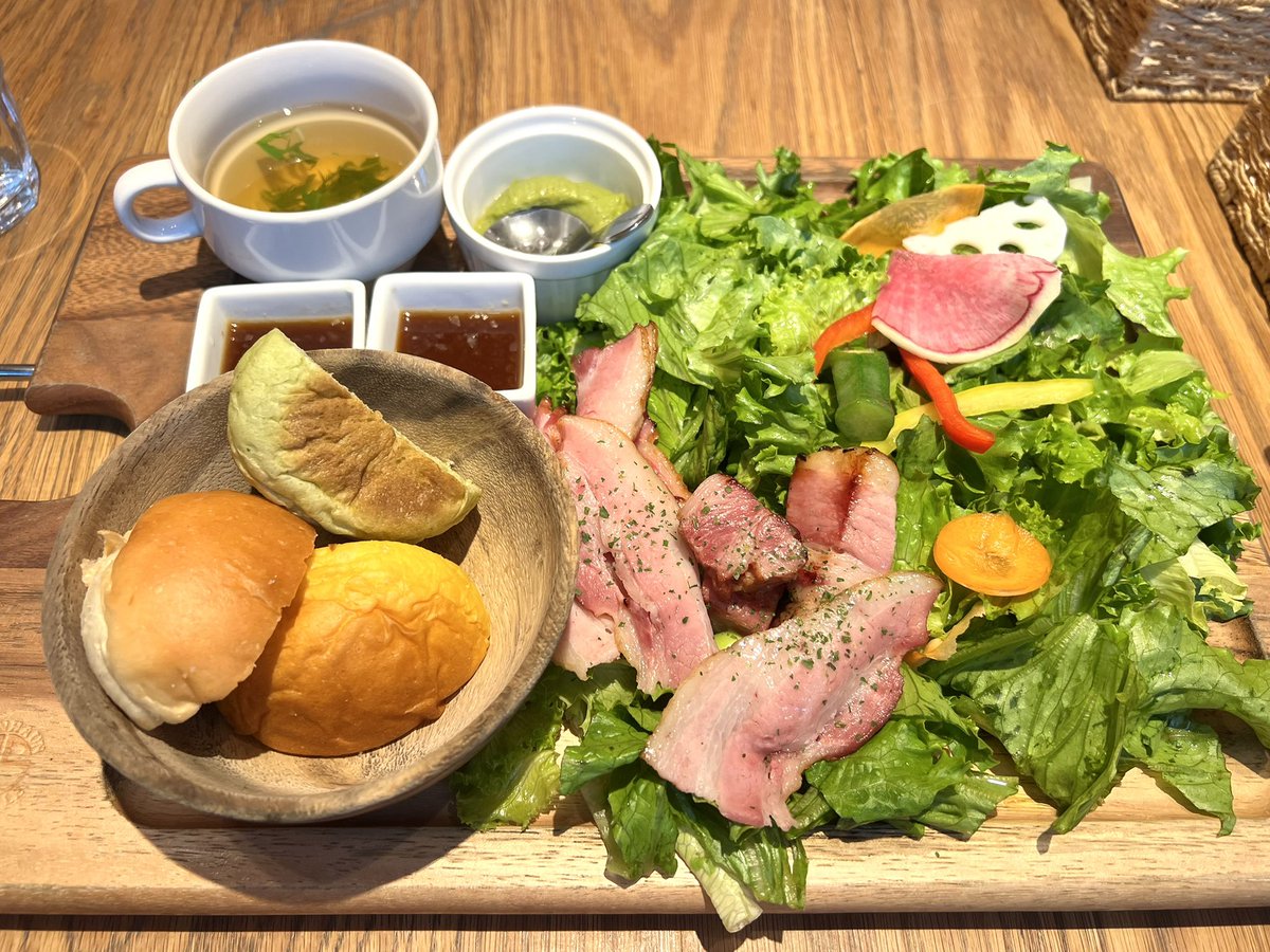 studiolaut's tweet image. 野菜モリモリのランチ食べて、たくさんお喋りして、モリサワさん本社で歴史ある写植機の展示を見た後にためになるセミナーを聞いたので、充実した1日でした。
お出かけしてた分、帰ったら仕事するぞー。（しかし、すでに眠い）