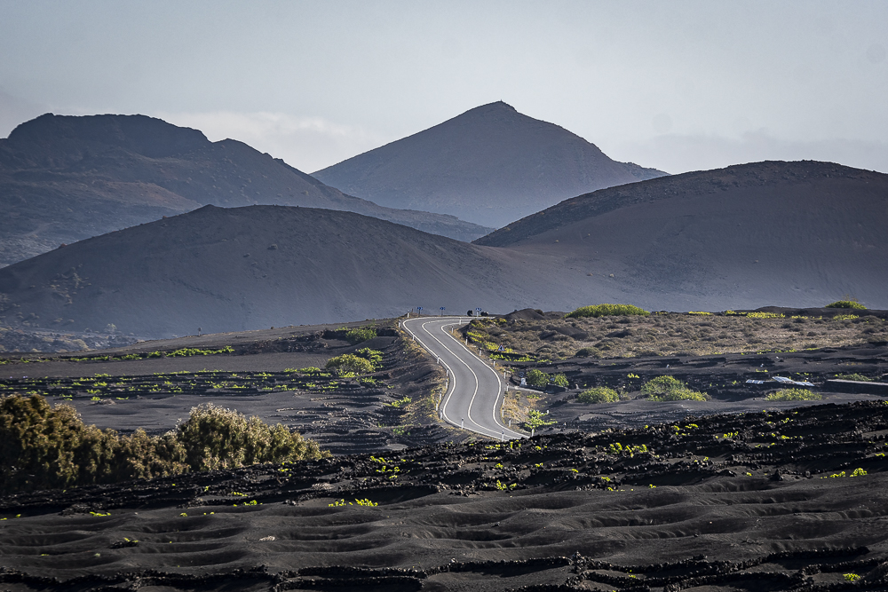 Paisajes que solo existen aquí... 🖤, en una isla donde naturaleza e ingenio humano han creado una belleza insólita🌋🍇✨

#LanzaroteLaIslaDiferente