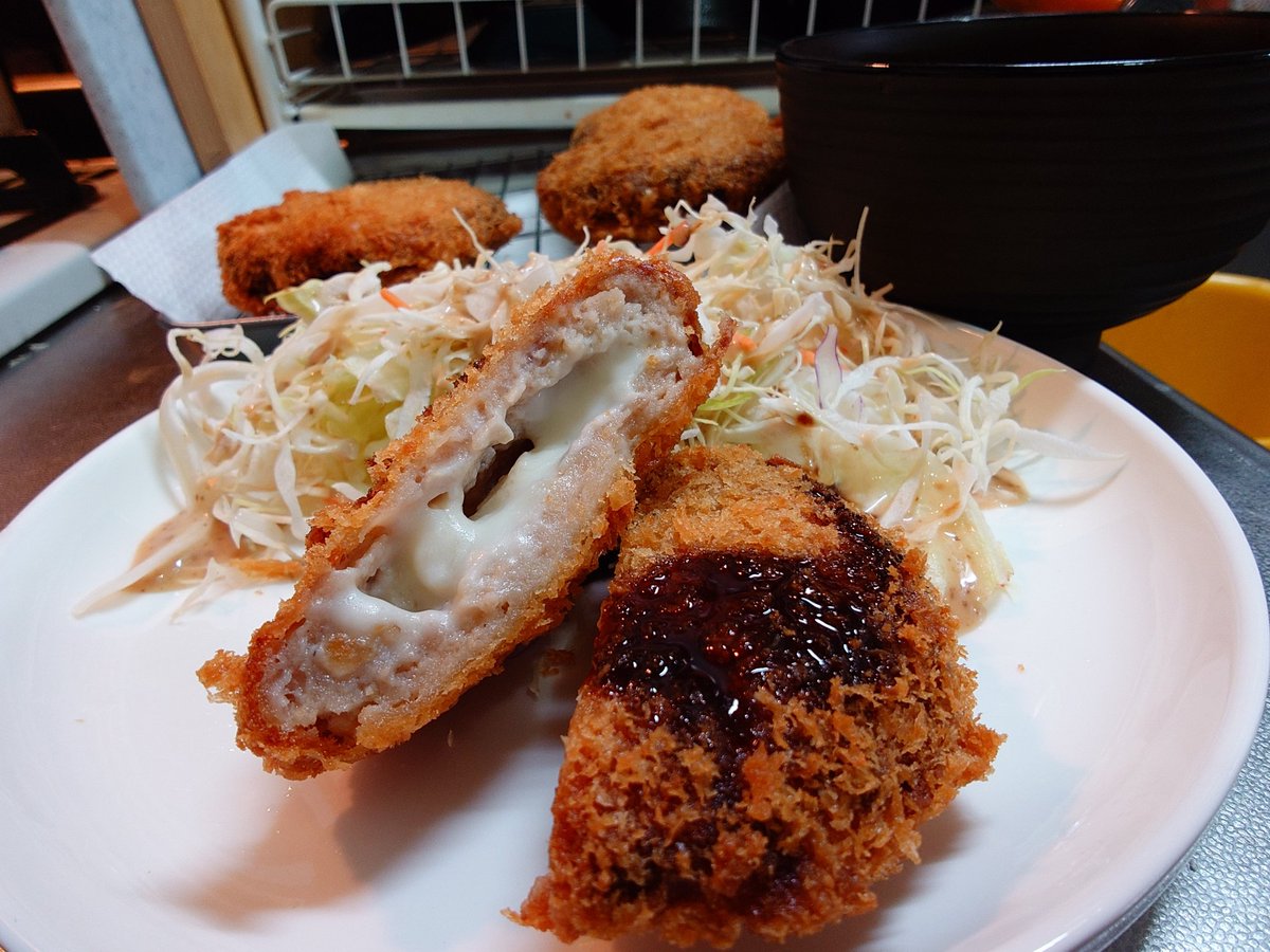 いつだか買ってたいわちくの3種のチーズメンチカツ(冷凍)
なんか日本人らしい晩御飯だな😋