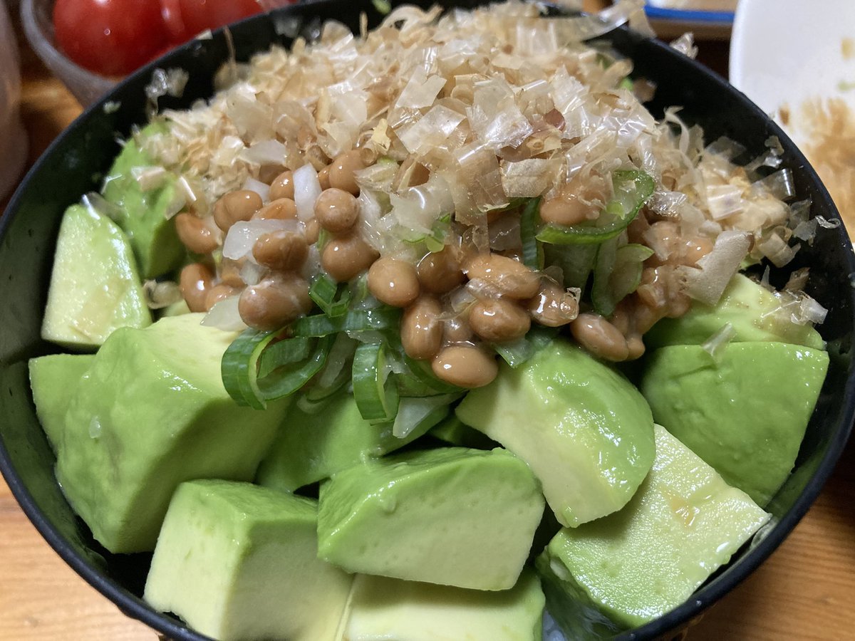 mikittyocarina's tweet image. お帰りなさいませー。ご主人さまー😊
えっ。玉ねぎ🧅料理に飽きた?🤣
気の所為よ🤣これで血液サラサラよ🤣
今夜は、大好きなアボカド🥑納豆丼です🥰
今日も、夕焼けが綺麗ですね🤩