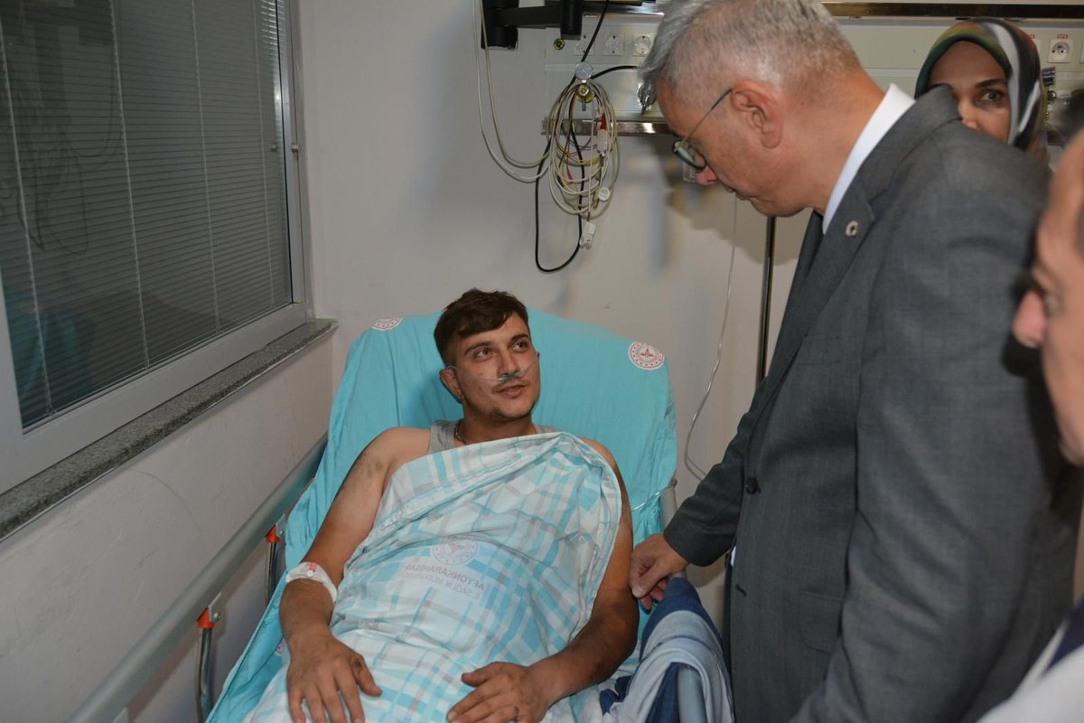 Eskişehir’in Seyitgazi ilçesinde çıkan orman yangınından etkilenen ve Eskişehir ile Afyonkarahisar’daki sağlık tesislerimizde tedavi altına alınan yaralılarımızı ziyaret ettim.

Yangınla mücadele ederken yaralanan orman işçilerimizin ailelerine geçmiş olsun dileklerimi ilettim.