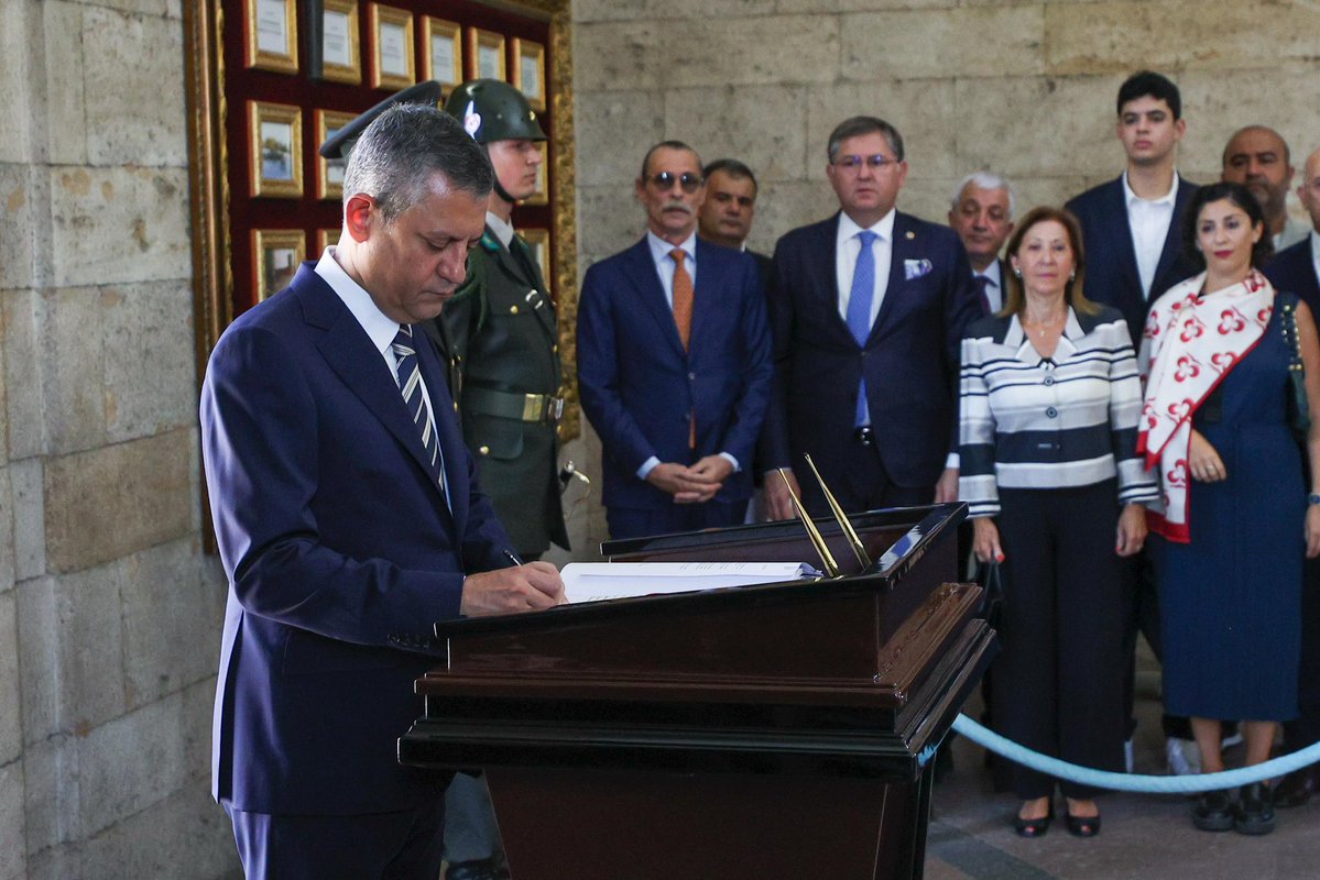 erdalbeskcioglu's tweet image. Cumhuriyetimizin temellerinden biri olan Lozan Barış Antlaşması’nın 102. yıl dönümünü, Genel Başkanımız Sayın @eczozgurozel ‘in öncülüğünde; Genel Başkan Yardımcılarımız, Parti Meclisi Üyelerimiz, Milletvekillerimiz, İlçe Belediye Başkanlarımız, İlçe Başkanlarımız ve örgütümüzle…