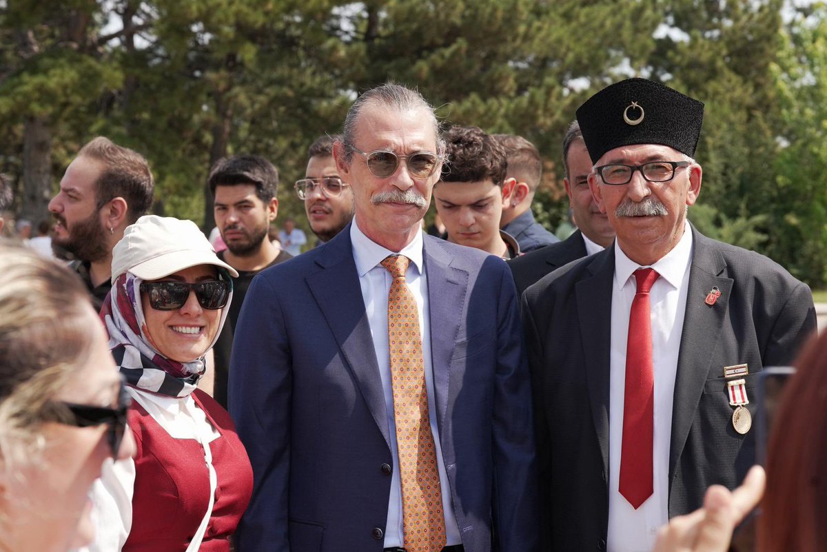 erdalbeskcioglu's tweet image. Cumhuriyetimizin temellerinden biri olan Lozan Barış Antlaşması’nın 102. yıl dönümünü, Genel Başkanımız Sayın @eczozgurozel ‘in öncülüğünde; Genel Başkan Yardımcılarımız, Parti Meclisi Üyelerimiz, Milletvekillerimiz, İlçe Belediye Başkanlarımız, İlçe Başkanlarımız ve örgütümüzle…