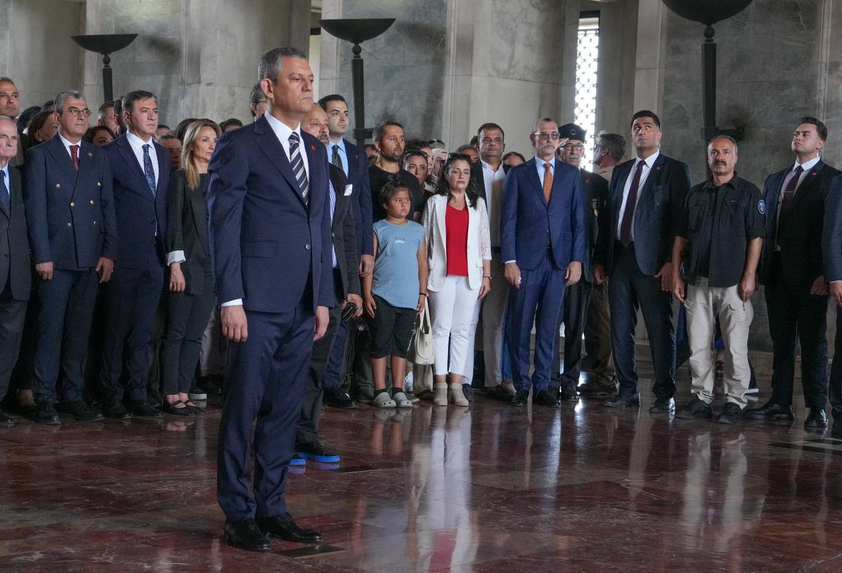 erdalbeskcioglu's tweet image. Cumhuriyetimizin temellerinden biri olan Lozan Barış Antlaşması’nın 102. yıl dönümünü, Genel Başkanımız Sayın @eczozgurozel ‘in öncülüğünde; Genel Başkan Yardımcılarımız, Parti Meclisi Üyelerimiz, Milletvekillerimiz, İlçe Belediye Başkanlarımız, İlçe Başkanlarımız ve örgütümüzle…