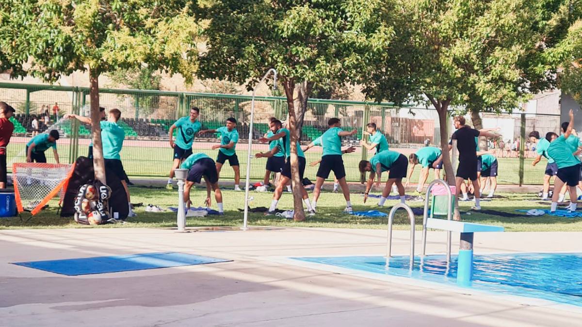 RealJaenCF's tweet image. 𝗦𝗲𝗴𝘂𝗻𝗱𝗼 𝗱𝗶́𝗮 𝗱𝗲 𝗲𝗻𝘁𝗿𝗲𝗻𝗮𝗺𝗶𝗲𝗻𝘁𝗼 ✅
¡Hoy cambiamos el césped por la piscina de La Salobreja! 🏊🏼♀
𝗧𝗿𝗮𝗯𝗮𝗷𝗼𝘀 𝘆 𝗱𝗲𝘀𝗽𝗹𝗮𝘇𝗮𝗺𝗶𝗲𝗻𝘁𝗼𝘀 𝗰𝗼𝗻 𝗿𝗲𝘀𝗶𝘀𝘁𝗲𝗻𝗰𝗶𝗮 𝗲𝗻 𝗲𝗹 𝗮𝗴𝘂𝗮💧 𝗽𝗮𝗿𝗮 𝗶𝗿 𝗿𝗲𝗰𝘂𝗽𝗲𝗿𝗮𝗻𝗱𝗼 𝗲𝗹 𝘁𝗼𝗻𝗼…
