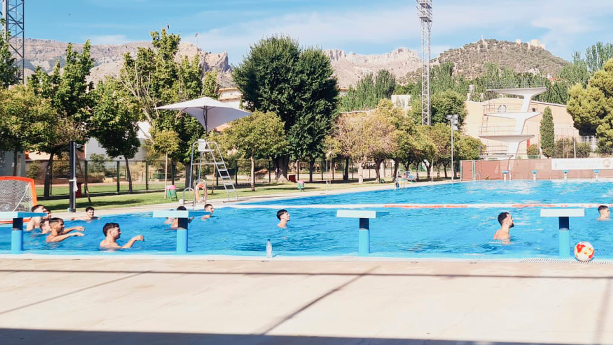 RealJaenCF's tweet image. 𝗦𝗲𝗴𝘂𝗻𝗱𝗼 𝗱𝗶́𝗮 𝗱𝗲 𝗲𝗻𝘁𝗿𝗲𝗻𝗮𝗺𝗶𝗲𝗻𝘁𝗼 ✅
¡Hoy cambiamos el césped por la piscina de La Salobreja! 🏊🏼♀
𝗧𝗿𝗮𝗯𝗮𝗷𝗼𝘀 𝘆 𝗱𝗲𝘀𝗽𝗹𝗮𝘇𝗮𝗺𝗶𝗲𝗻𝘁𝗼𝘀 𝗰𝗼𝗻 𝗿𝗲𝘀𝗶𝘀𝘁𝗲𝗻𝗰𝗶𝗮 𝗲𝗻 𝗲𝗹 𝗮𝗴𝘂𝗮💧 𝗽𝗮𝗿𝗮 𝗶𝗿 𝗿𝗲𝗰𝘂𝗽𝗲𝗿𝗮𝗻𝗱𝗼 𝗲𝗹 𝘁𝗼𝗻𝗼…