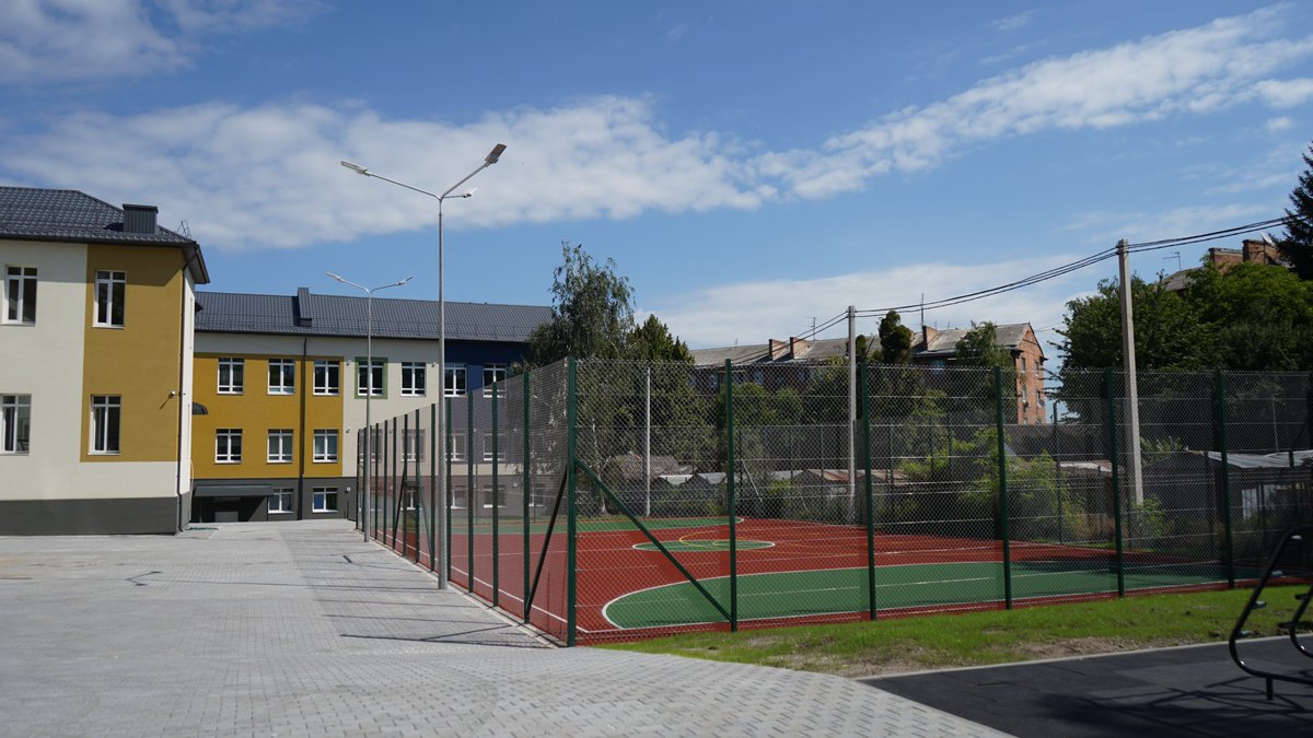 𝐄𝐯𝐞𝐫𝐲 𝐫𝐞𝐧𝐨𝐯𝐚𝐭𝐞𝐝 𝐬𝐜𝐡𝐨𝐨𝐥 𝐢𝐧 #𝐔𝐤𝐫𝐚𝐢𝐧𝐞 𝐢𝐬 𝐚 𝐛𝐮𝐢𝐥𝐝𝐢𝐧𝐠 𝐛𝐥𝐨𝐜𝐤 𝐢𝐧 𝐭𝐡𝐞 𝐜𝐨𝐮𝐧𝐭𝐫𝐲’𝐬 𝐫𝐞𝐜𝐨𝐯𝐞𝐫𝐲 ➡️ 

This week, Gymnasium No. 20 in Chernivtsi reopened after a major upgrade funded by <a href="/EIB/">European Investment Bank</a> 🏫

🔗tinyurl.com/Chernivtsi