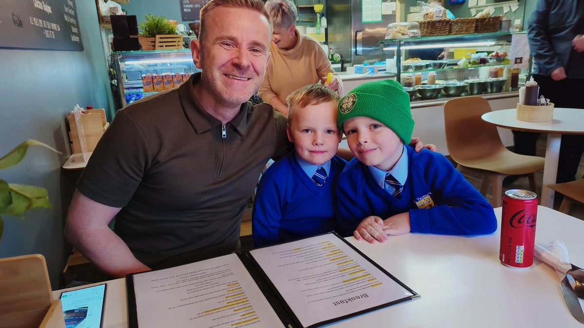 GrainneMcw5503's tweet image. Happiest of birthdays to one of the Besties &amp;amp; the 3rd in our marriage 🤣🤣🤣 Have a belter Uncle Gaweee, we all love you lots! @garymc19 🎈🍰💚