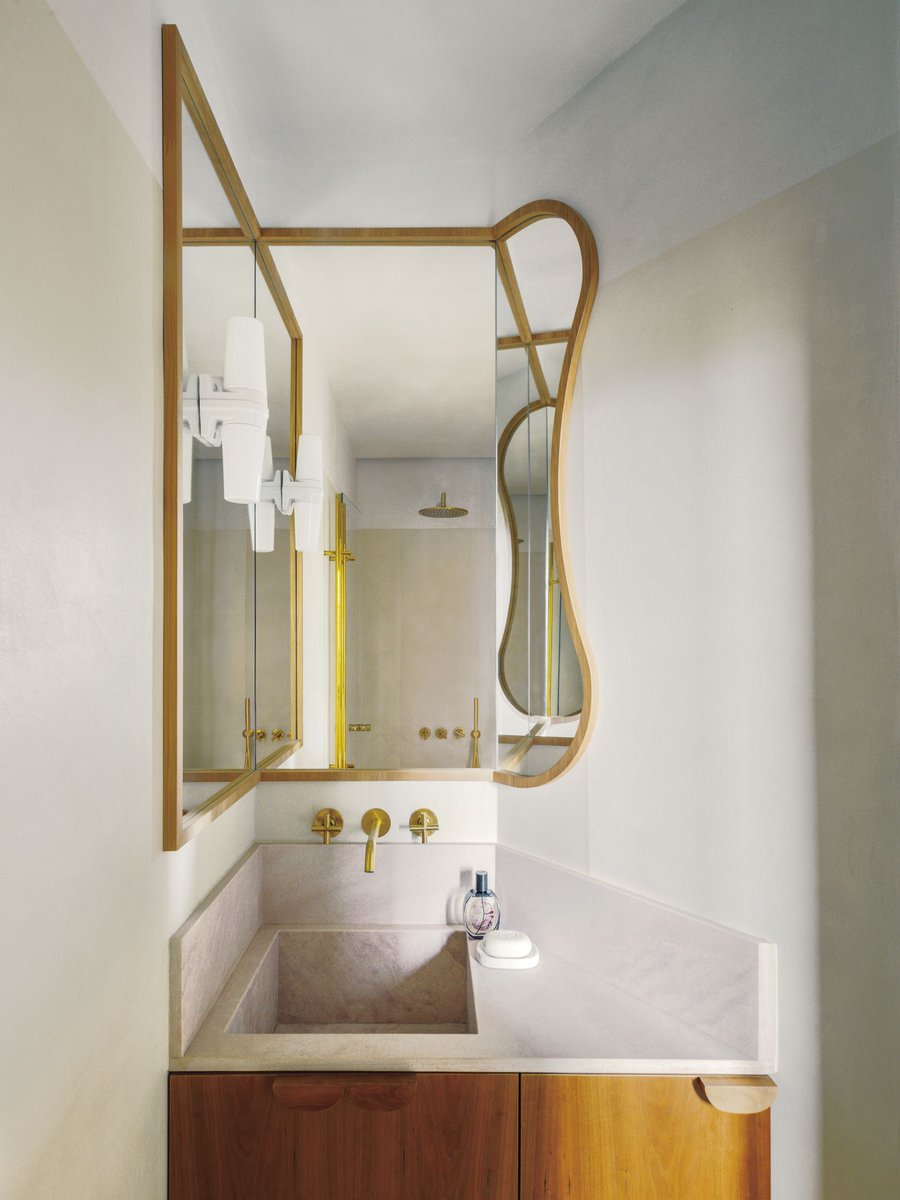 ELLEDECOR_Japan's tweet image. 【驚きの45㎡】インテリアスタイリストが解説、パリ・マレ地区のスモールハウス
bit.ly/46ZISU5
ピンクとグリーンにヴィンテージ家具。一般的なパリ・マレ地区のアパルトマンが、特別な空間へと生まれ変わった。