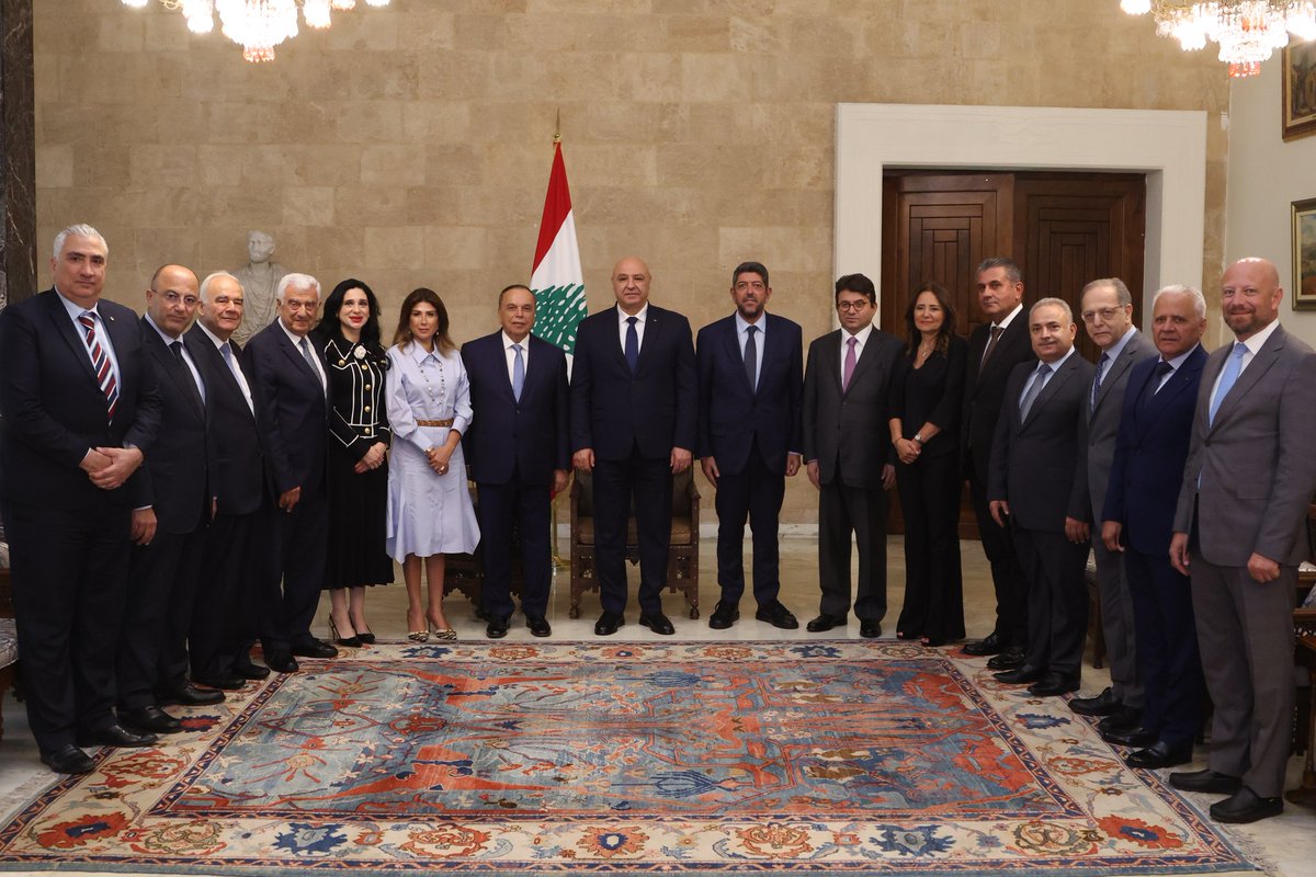 LBpresidency's tweet image. الرئيس عون امام وفد الرابطة المارونية : امامنا تحديات كبيرة سنواجهها بتضامن اللبنانيين ووحدتهم ، ومسيرة الإصلاحات انطلقت ولدينا الكثير لنقوم به ، وإصلاح الادارات اجراء اساسي لأن الإدارة السيئة توازي الفساد.
- رئيس الرابطة المارونية مارون حلو : مواقف الرئيس أطلقت امالاً كبيرة في…