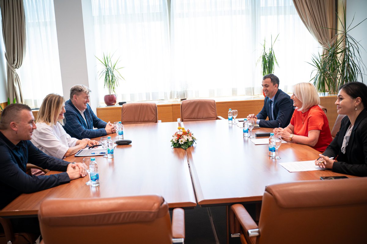 Danas sam se sastala s predstavnicima reprezentativnih sintikata zaposlenih u institucijama BiH. Razgovarali smo o plaćama, regresu i važnosti pravovremenog usvajanja proračuna. Zajednički cilj nam je stabilnost i bolji uvjeti za sve zaposlenike.