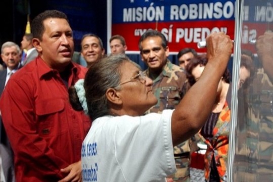 @Thiago2022 (@thiagoizq2022) on Twitter photo El 24 de julio del año 2003, el Comandante Hugo Chávez Frías, califica de (tremenda victoria en honor a Bolívar), la graduación de los primeros ciudadanos de ese país alfabetizados mediante el método cubano,“ Yo sí puedo.” #IzquierdaLatina #CorazónRojo #ChavézVive <a href="/DeZurdaTeam_/">DeZurdaTeam 📳</a> . El 24 de julio del año 2003, el Comandante Hugo Chávez Frías, califica de (tremenda victoria en honor a Bolívar), la graduación de los primeros ciudadanos de ese país alfabetizados mediante el método cubano,“ Yo sí puedo.” #IzquierdaLatina #CorazónRojo #ChavézVive <a href="/DeZurdaTeam_/">DeZurdaTeam 📳</a> .