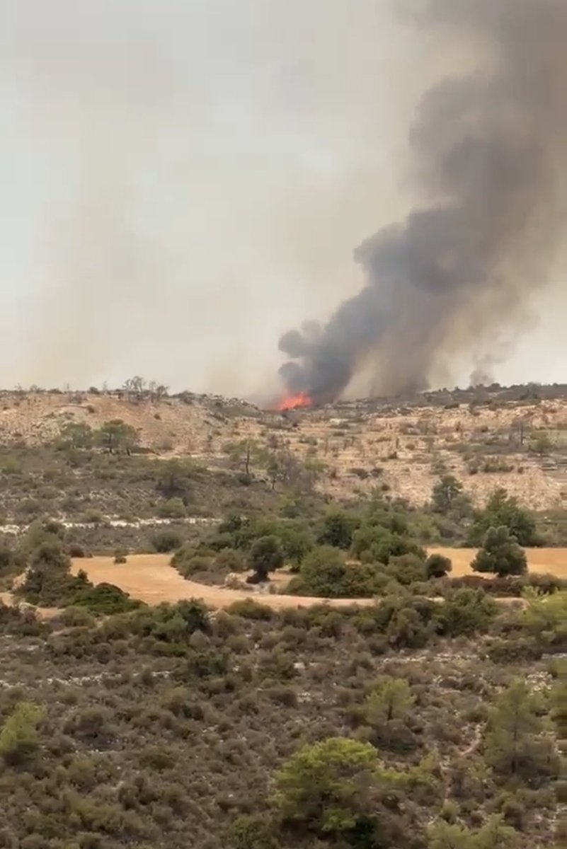 L_Team10's tweet image. 🇨🇾 Cyprus: Local media report the army is distributing food to the fire-stricken areas of the villages Malia, Vouni, Potamiou, Souni and Vasa Kilaniou