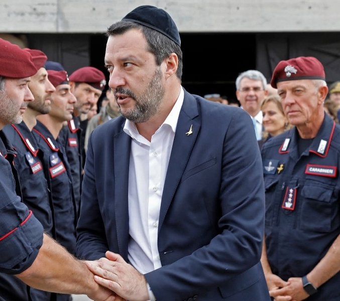 Giorgioaki's tweet image. ALLEGRI CARNEFICI DI ISRAELE
Tre immagini che rappresentano in maniera plastica il potere tentacolare del sionismo in Italia (nel resto del mondo in alcuni casi, vedi la Germania, è anche peggio).
Maggioranza e opposizione unite sotto la bandiera neocoloniale del sionismo.…