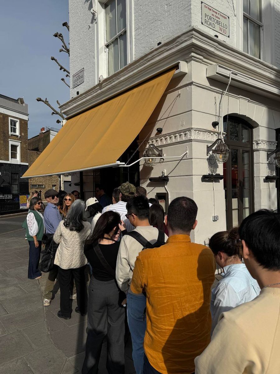 When in Notting Hill, you queue for Canteen! 😉 This #伦敦餐厅🍴 looks like the place to be. Ready for some deliciousness! #华夏联盟 #英国🇬🇧