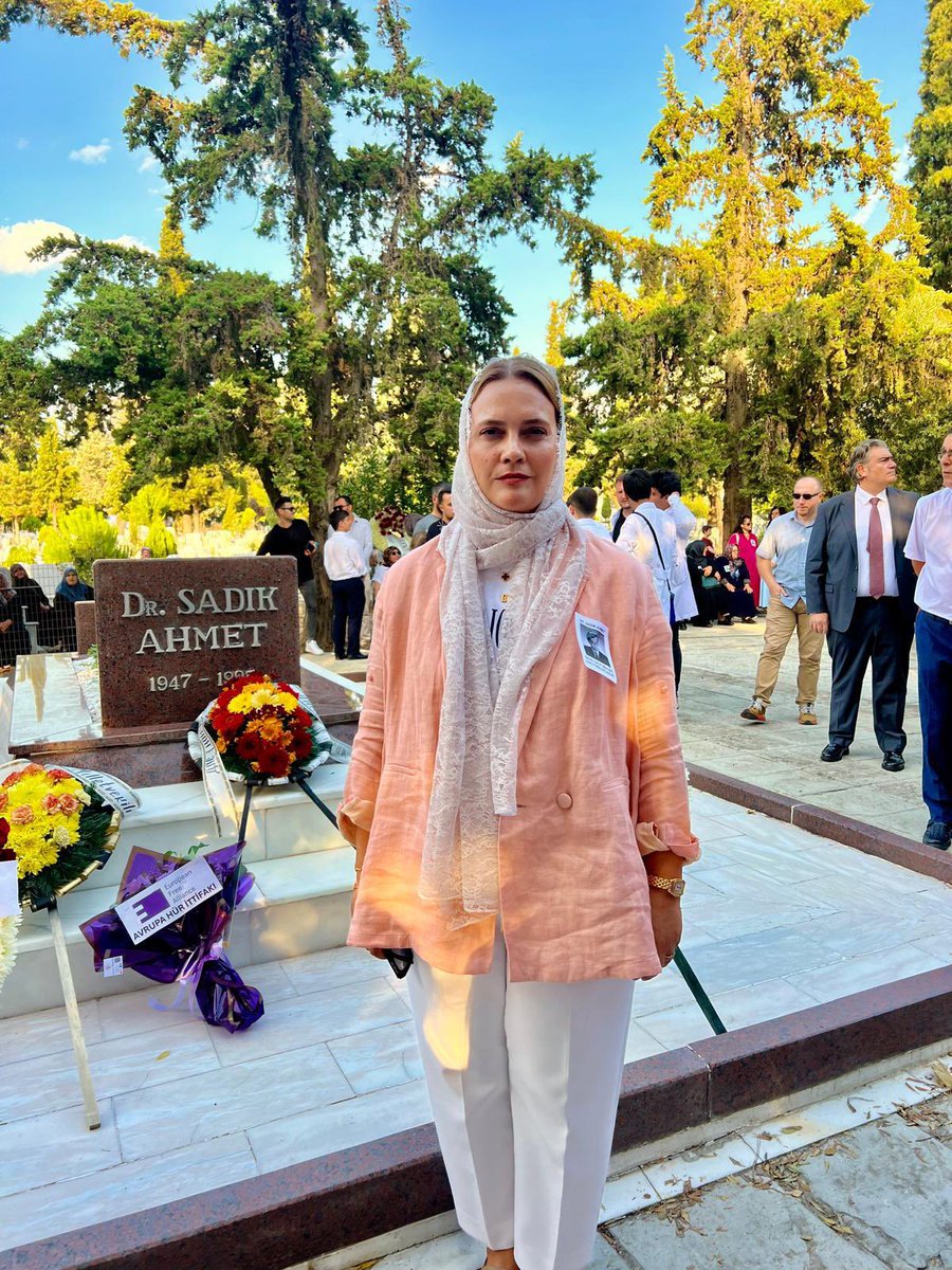 imrennilayt's tweet image. Adını söylemenin bile suç sayıldığı bir dönemde, “Ben Türk’üm” demekten vazgeçmeyen bir adamdı #SadıkAhmet…
O, Batı Trakya’daki Türklerin vakarının, kimliğinin, haysiyetinin sesi oldu.
Vefatının yıl dönümünde Dr. Sadık Ahmet’i rahmet, minnet ve saygıyla anıyorum.
Mücadelesi,…
