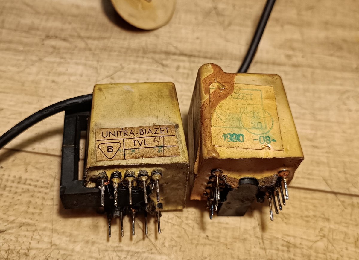 RetroNora7734's tweet image. I'll just replace the driving transistor and HV transformer and it will just work - right?
Wrong. It will fry focus potentiometer.
*Sigh*