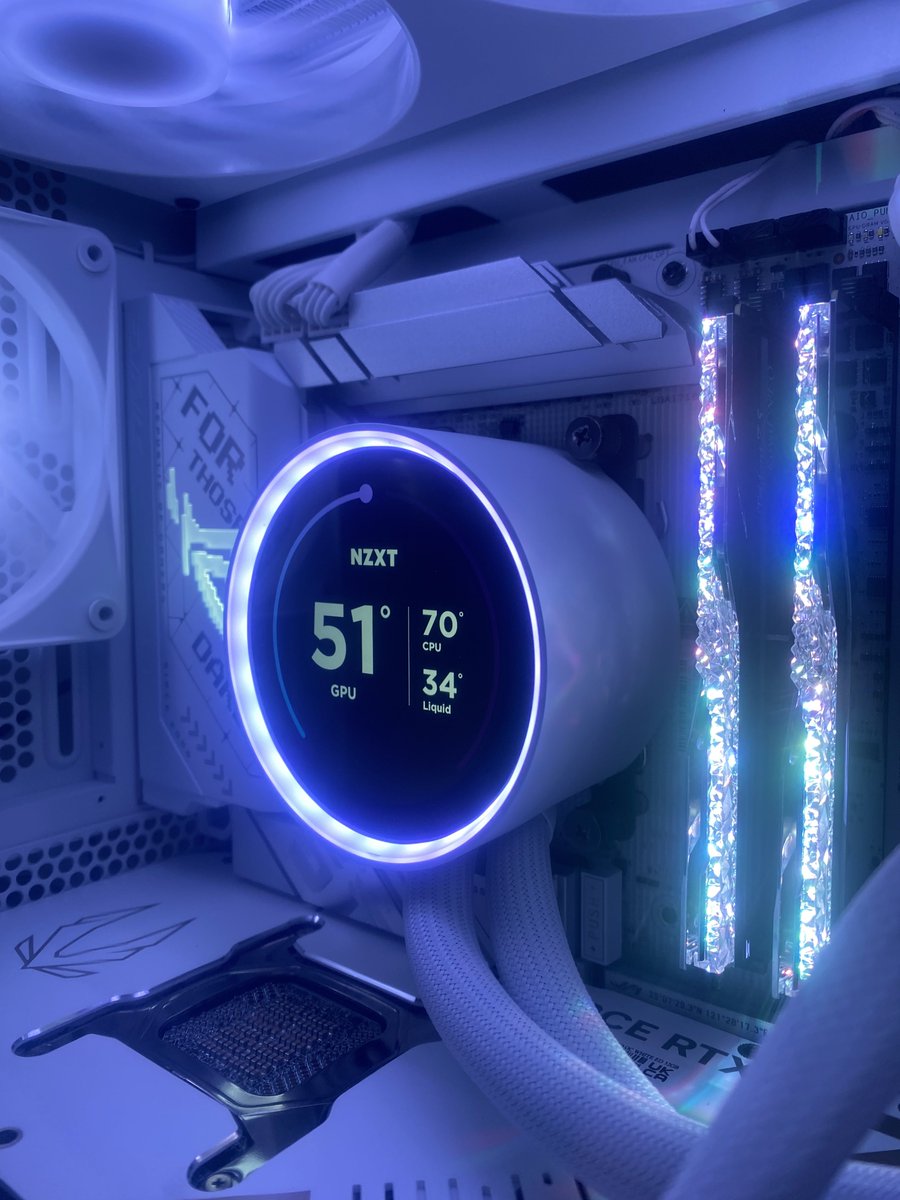 meteorBDO's tweet image. #NZXT のH9 Flow RGB+ WhiteをベースにCPUクーラーと電源も Whiteモデルで統一
#ASUS ROG STRIX X870-A GAMING に
ゲーム最強 #Ryzen 9 9950X3D と #ZOTAC RTX 5090 SOLID OC White Editionを積み、
#Gskill Trident Z5 Royal Neo の選別高級OCメモリを挿して
遂に文句なし最強の1台が手に入りました。