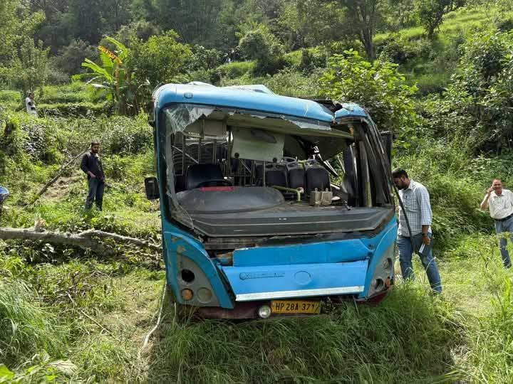 GemsHimachal's tweet image. सरकाघाट में हादसे का शिकार हुई HRTC बस 😓 बस से अंदर और बाहर का दृश्य ।
बस में अधिक महिलाएं ही सवार थी।।
#Sarkaghat #HimachalPradesh #HRTC