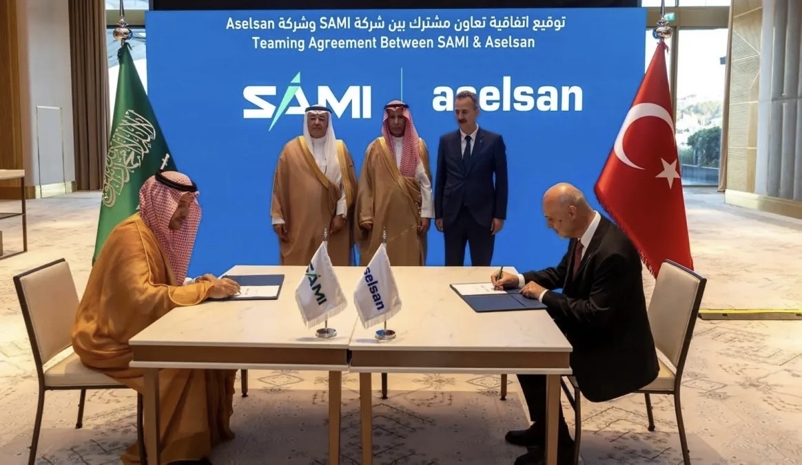 MadeinSaudi's tweet image. تعزيزًا لتوطين الصناعات الدفاعية، أبرمت شركة @SAMIDefense ثلاث اتفاقيات كبرى مع شركات تركية رائدة لتصنيع الأنظمة الأرضية بالمملكة، تشمل:
• نقل تقنية وتصنيع العربات العسكرية
• العربات القتالية وأبراج الأسلحة
• أنظمة الأبراج القتالية
• يبدأ التشغيل في الربع الرابع 2025