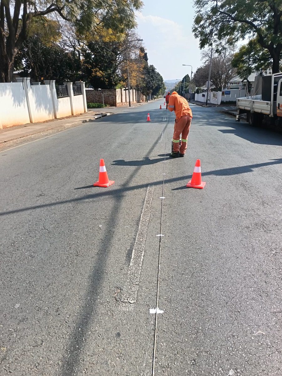 MyJRA's tweet image. Road markings to enhance visibility and safety along Wicklow Avenue in Parkview, Region B. @CityofJoburgZA @CrumRegionB @DadaMorero
#JoburgRoads #JoburgServices