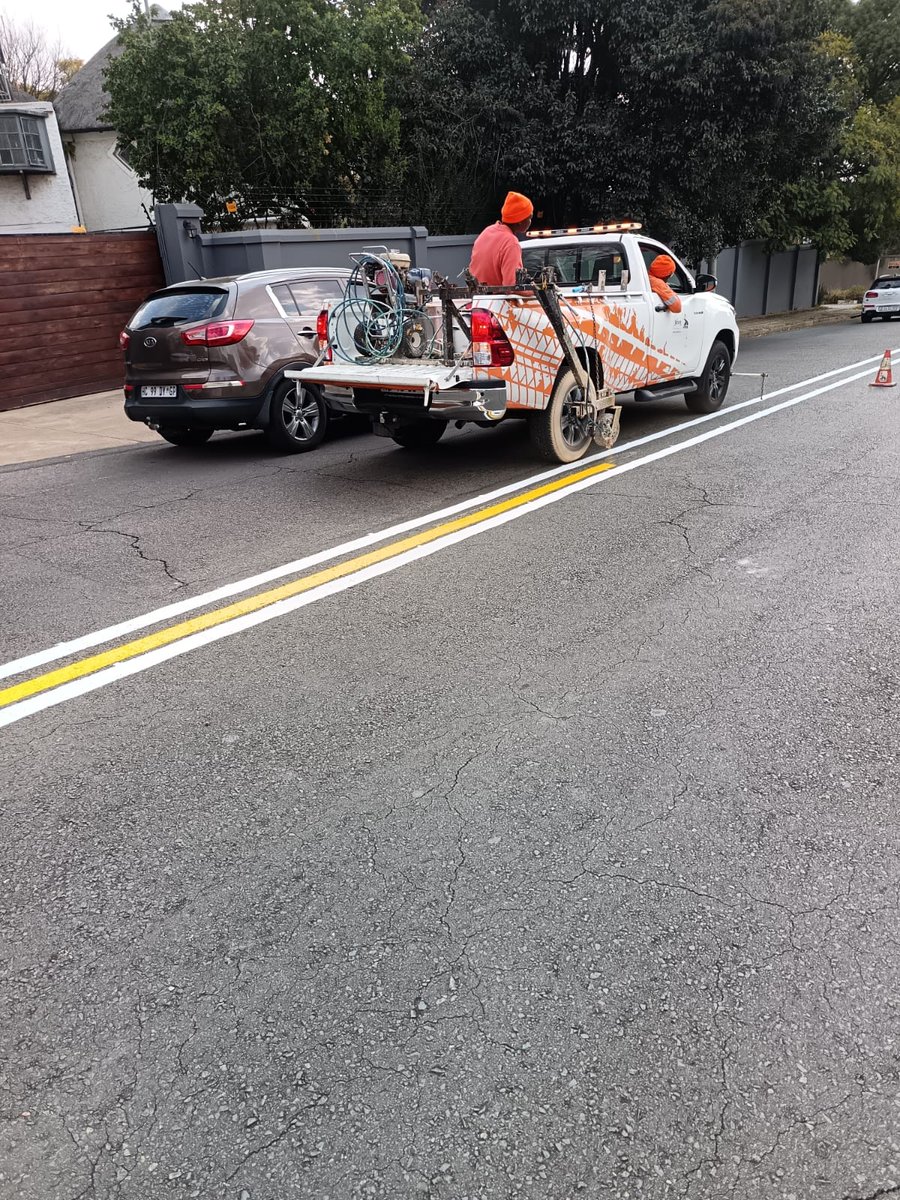 MyJRA's tweet image. Road markings to enhance visibility and safety along Wicklow Avenue in Parkview, Region B. @CityofJoburgZA @CrumRegionB @DadaMorero
#JoburgRoads #JoburgServices