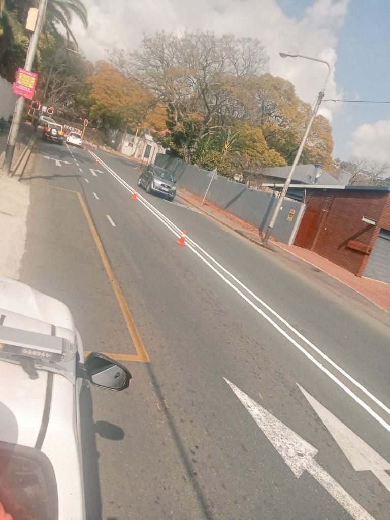 MyJRA's tweet image. Road markings to enhance visibility and safety along Wicklow Avenue in Parkview, Region B. @CityofJoburgZA @CrumRegionB @DadaMorero
#JoburgRoads #JoburgServices