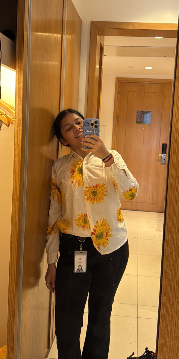 sreejaaaap_09's tweet image. Now i also have my sunflower shirt!! 🌻