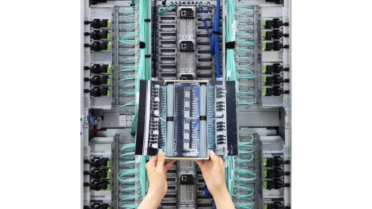 【？】『スーパーコンピューター「富岳」そうめん』発売中。たしかに青色のケーブルがそうめんに見えなくもない
news.denfaminicogamer.jp/news/2507242l

画像は背景が実際の「富岳」、手前がそうめん。今でもどこかで鋭意努力している「富岳」に思いを馳せながら、日本が誇る技術の結晶を味わってほしいとのこと