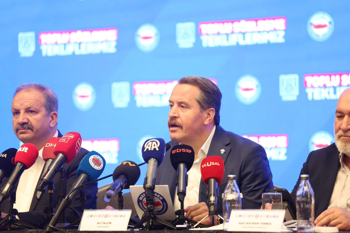 _aliyalcin_'s tweet image. 2026 ve 2027 yıllarını kapsayan tekliflerimizi Basın Toplantısı ile duyurduk.

8. Dönem Toplu Sözleşme Tekliflerimizle amacımız kamu görevlisini yoksulluk sınırının üzerine çıkarmak, gelir adaletini sağlamaktır.

2026 için:
İlk 6 ay:
[10.000 TL Taban Aylık+ %10 Refah Payı + %25]…