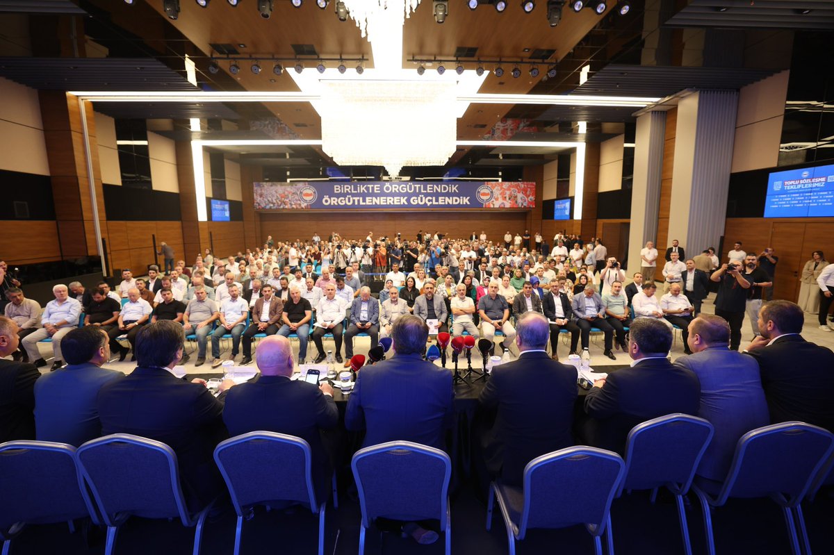 _aliyalcin_'s tweet image. 2026 ve 2027 yıllarını kapsayan tekliflerimizi Basın Toplantısı ile duyurduk.

8. Dönem Toplu Sözleşme Tekliflerimizle amacımız kamu görevlisini yoksulluk sınırının üzerine çıkarmak, gelir adaletini sağlamaktır.

2026 için:
İlk 6 ay:
[10.000 TL Taban Aylık+ %10 Refah Payı + %25]…
