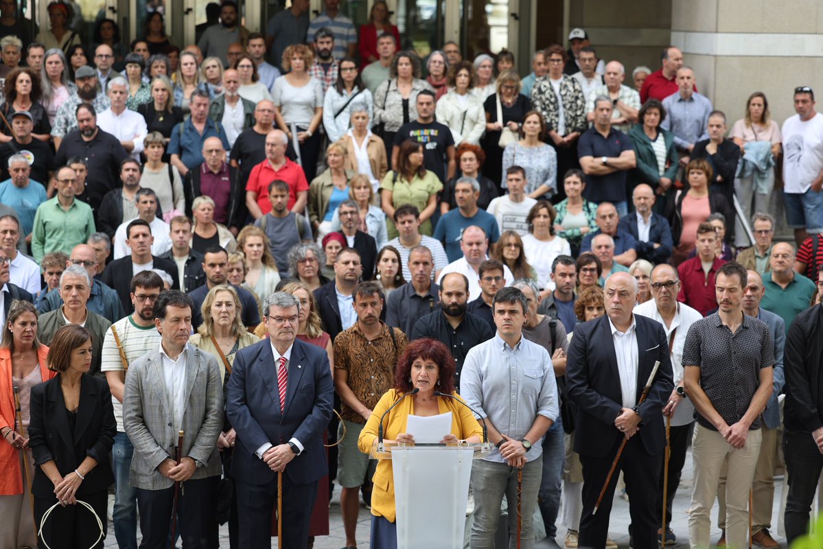 ehbildu's tweet image. .@Kontseilua|k deituta, erantzun bateratua eman diogu gaur Bilbon euskararen aurkako eraso eta oldarraldi judizialari.
200 alkate eta hautetsitik gora elkartu gara EAEko Justizia Auzitegi Nagusian, Udal Legea defendatzeko eta gehiengoaren borondatea errespeta dadila eskatzeko.