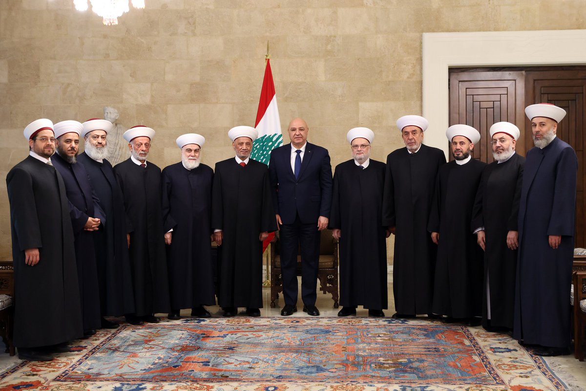 HasanDorr's tweet image. مواقف وطنيّة مهمّة لرئيس الجمهورية #جوزف_عون أمام مفتي الجمهورية اللبنانية ومفتي المناطق:
- نحن على مفترق طرق مفصلي وقد يكون مصيريا، وحدتنا وتعاوننا وتضامننا أساسيون كي نواجه كافة التحديات.
- الخطأ المميت الذي ارتكبه اللبنانيون في السابق هو الاستقواء بالخارج ضد الآخر في…