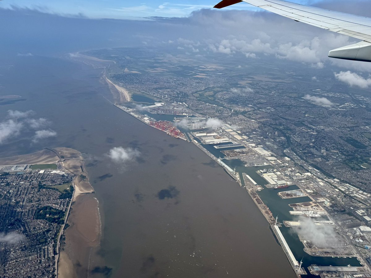RonDaviesPhoto's tweet image. A good view of the docks, the Mersey estuary and north along the Sefton coast when flying into Liverpool yesterday.