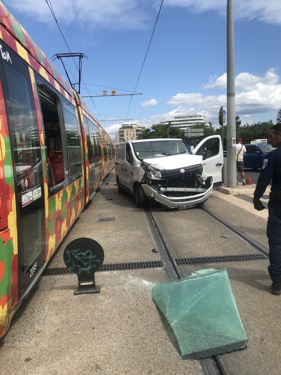collectif_3's tweet image. Il dit quoi Cabrel déjà ? 
Et ça continue encore et encore ? 
💥🚨⚠️‼️ un accident de + au 🚦Maurin/ Vieussens 

Vivement le tram 5 pour changer les couleurs de nos photos : des rails  traversés par 15 000 voitures, ça donne ça
@MDelafosse @Prefet34 @infoccitanie @MLMontpellier