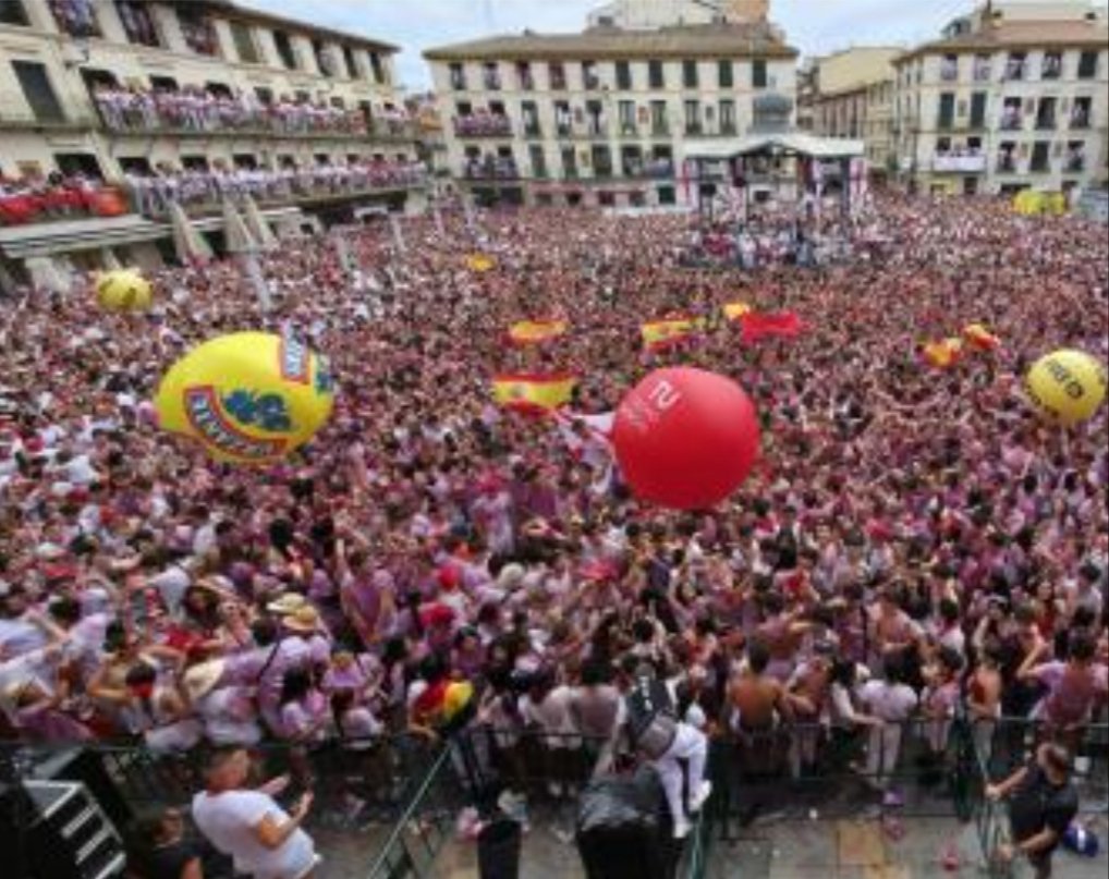 ProfesorTornas5's tweet image. Viva Tudela! Viva Navarra! Viva Santa Ana!. Miles de personas celebran el inicio de las fiestas de Tudela (Navarra) entre banderas de Navarra y de España. Felicidades por no tener en Tudela el ambiente politizado de otros municipios navarros. Grande @alextoquero