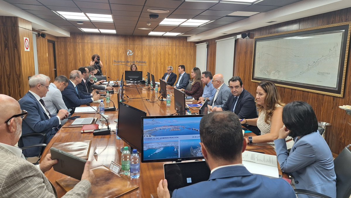 Obras Públicas GobCan (@obras_gobcan) on Twitter photo ➡️ El consejero, <a href="/PabloRodriguezV/">Pablo Rodríguez Valido</a>, junto con la directora de Transportes y consejera de la Autoridad Portuaria, <a href="/MariaFdezPerez/">María Fernández</a>, asiste al Consejo de Administración de <a href="/LasPalmasPorts/">Puertos de Las Palmas</a> ➡️ El consejero, <a href="/PabloRodriguezV/">Pablo Rodríguez Valido</a>, junto con la directora de Transportes y consejera de la Autoridad Portuaria, <a href="/MariaFdezPerez/">María Fernández</a>, asiste al Consejo de Administración de <a href="/LasPalmasPorts/">Puertos de Las Palmas</a>