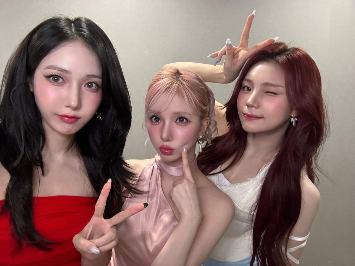 VIVIZ_official's tweet image. [#VIVId_dayZ] 📸

250724 엠카운트다운 완료✨

삐지 공주님들과 마무리하는 목요일 저녁🎀 3주 차도 함께해 주세요🫶

#VIVIZ #비비지
#EUNHA #은하
#SINB #신비
#UMJI #엄지
#A_Montage_of_() #La_La_Love_Me